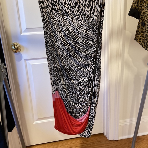 Black/white/red body con dress. Size 6.  Zip side. Gathered and draped at bottom - Picture 3 of 7